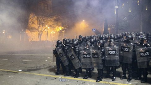 HAOS U TBILISIJU: Nasilan okršaj policije i demonstranata na protestu HAOS U TBILISIJU: Nasilan okršaj policije i demonstranata na protestu