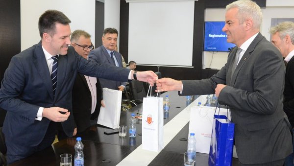 ЈАЧА БРАТСКА САРАДЊА: Делегација Марибора у радној посети Краљеву ЈАЧА БРАТСКА САРАДЊА: Делегација Марибора у радној посети Краљеву