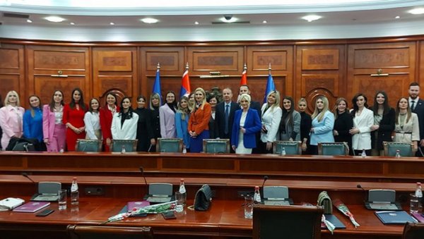 САМО ПЕТ ЖЕНА НА ЧЕЛУ ФАКУЛТЕТА: Расправа о учешћу нежнијег пола у рувођењу универзитетом САМО ПЕТ ЖЕНА НА ЧЕЛУ ФАКУЛТЕТА: Расправа о учешћу нежнијег пола у рувођењу универзитетом