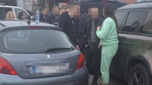 УПЛАКАНА СУПРУГА НА МЕСТУ ЗЛОЧИНА: На пумпи у Рушњу појавила се и жена убијеног Ранка (ФОТО) УПЛАКАНА СУПРУГА НА МЕСТУ ЗЛОЧИНА: На пумпи у Рушњу појавила се и жена убијеног Ранка (ФОТО)
