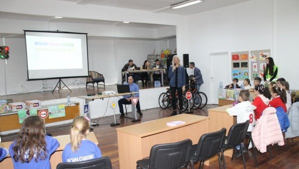 ПАЖЉИВКОВА СМОТРА: Предшколци и млађи основци се такмиче у познавању саобраћајних прописа ПАЖЉИВКОВА СМОТРА: Предшколци и млађи основци се такмиче у познавању саобраћајних прописа