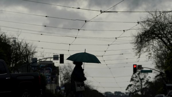 НЕВРЕМЕ ТУТЊИ КА ОВА ДВА ГРАДА: У наредном сату јаки удари олује, у Србији већ пада киша и град величине орага (ВИДЕО) НЕВРЕМЕ ТУТЊИ КА ОВА ДВА ГРАДА: У наредном сату јаки удари олује, у Србији већ пада киша и град величине орага (ВИДЕО)