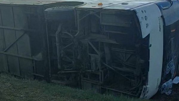 КАО ДА КАМИЛЕ ДОВОЗЕ ЦИГЛЕ НА БАНИЈУ: Спорна обнова у Хрватској и три године после земљотреса КАО ДА КАМИЛЕ ДОВОЗЕ ЦИГЛЕ НА БАНИЈУ: Спорна обнова у Хрватској и три године после земљотреса