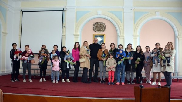 ЛОКАЛНА САМОУПРАВА У НЕГОТИНУ НАГРАДИЛА ДАМЕ: Поклон честитка мамама са више деце ЛОКАЛНА САМОУПРАВА У НЕГОТИНУ НАГРАДИЛА ДАМЕ: Поклон честитка мамама са више деце