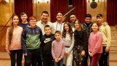 УЧЕНИЦИ ТРУБЕ СА ПАЧОМ ФЛОРЕСОМ: Млади Параћинци присуствовали генералној проби пред концерт чувеног трубача