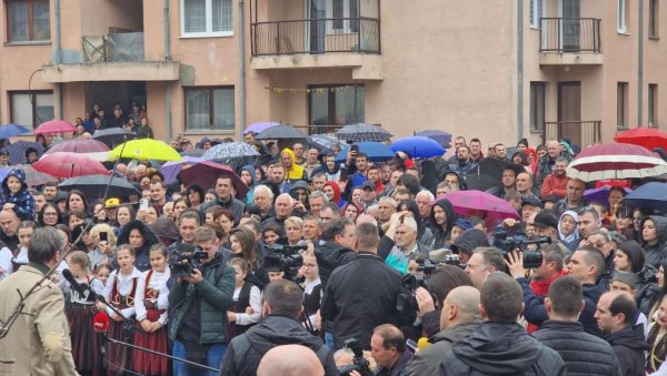ТРГОВИШТЕ САЧЕКАЛО ПРЕДСЕДНИКА: Окупило се више од 2.000 људи (ФОТО/ВИДЕО) ТРГОВИШТЕ САЧЕКАЛО ПРЕДСЕДНИКА: Окупило се више од 2.000 људи (ФОТО/ВИДЕО)