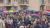 ТРГОВИШТЕ САЧЕКАЛО ПРЕДСЕДНИКА: Окупило се више од 2.000 људи (ФОТО/ВИДЕО) ТРГОВИШТЕ САЧЕКАЛО ПРЕДСЕДНИКА: Окупило се више од 2.000 људи (ФОТО/ВИДЕО)