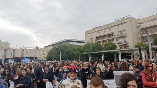 ПРОТЕСТ РОДИТЕЉА У ПОДГОРИЦИ: Држава хитно мора да заштити децу (ФОТО) ПРОТЕСТ РОДИТЕЉА У ПОДГОРИЦИ: Држава хитно мора да заштити децу (ФОТО)