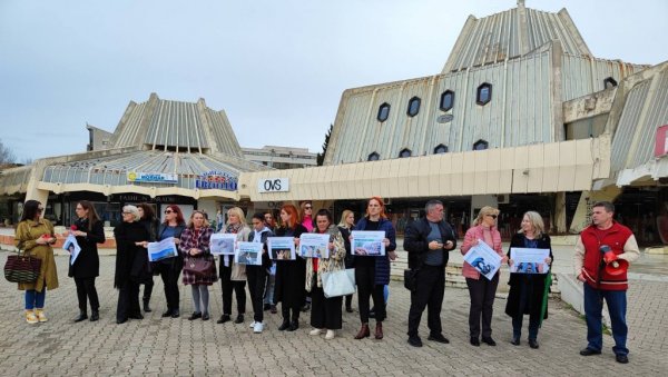 ПРОТЕСТ У БАРУ: Вршњачко насиље у порасту, стоп насиљу ПРОТЕСТ У БАРУ: Вршњачко насиље у порасту, стоп насиљу