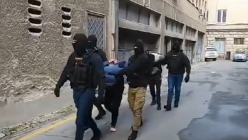 AKCIJA POLICIJE U BEOGRADU: Pronašla 12,4 kilograma marihuane u prtljažniku AKCIJA POLICIJE U BEOGRADU: Pronašla 12,4 kilograma marihuane u prtljažniku