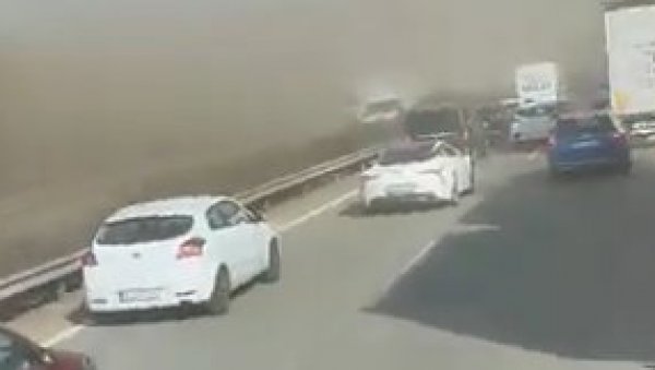 НЕЗАПАМЋЕНИ ЛАНЧАНИ СУДАР: Тешка саобраћајна несрећа пет камиона и 37 аутомобила на ауто-путу, на десетине повређених НЕЗАПАМЋЕНИ ЛАНЧАНИ СУДАР: Тешка саобраћајна несрећа пет камиона и 37 аутомобила на ауто-путу, на десетине повређених