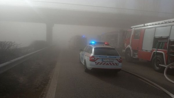 ПРВА ЖРТВА СТРАВИЧНОГ ЛАНЧАНОГ СУДАРА: Испод спрженог возила у Мађарској извучено тело ПРВА ЖРТВА СТРАВИЧНОГ ЛАНЧАНОГ СУДАРА: Испод спрженог возила у Мађарској извучено тело