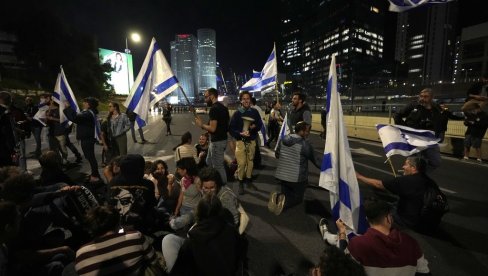PRITISCI NA NETANJAHUA NE PRESTAJU: Policija razbila antivladine proteste u Tel Avivu (FOTO) PRITISCI NA NETANJAHUA NE PRESTAJU: Policija razbila antivladine proteste u Tel Avivu (FOTO)