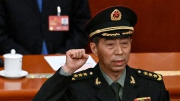 НЕ ИГРАЈТЕ СЕ ВАТРОМ Кинески министар одбране стао раме уз раме са Русима, па запретио Америци НЕ ИГРАЈТЕ СЕ ВАТРОМ Кинески министар одбране стао раме уз раме са Русима, па запретио Америци
