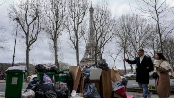 ПАРИЗ СЕ ГУШИ У 5.000 ТОНА СМЕЋА: Пацови шетају по улицама, крај кризе ни на видику ПАРИЗ СЕ ГУШИ У 5.000 ТОНА СМЕЋА: Пацови шетају по улицама, крај кризе ни на видику