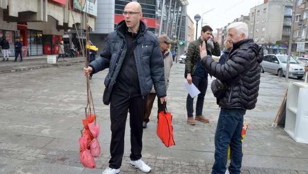 ОЗЕЛЕНИМО ГРАД У ЈАГОДИНИ: У акцији у центру града подељено 260 садница вишње и трешње (ФОТО) ОЗЕЛЕНИМО ГРАД У ЈАГОДИНИ: У акцији у центру града подељено 260 садница вишње и трешње (ФОТО)