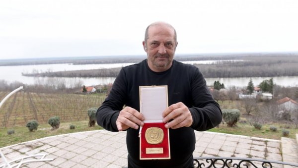 БИО ЈЕ НАЈПЛЕМЕНИТИЈИ ЈУГОСЛОВЕН ЗА 1997: Зоран скочио у бунар да спасе малог Милоша БИО ЈЕ НАЈПЛЕМЕНИТИЈИ ЈУГОСЛОВЕН ЗА 1997: Зоран скочио у бунар да спасе малог Милоша