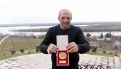 БИО ЈЕ НАЈПЛЕМЕНИТИЈИ ЈУГОСЛОВЕН ЗА 1997: Зоран скочио у бунар да спасе малог Милоша БИО ЈЕ НАЈПЛЕМЕНИТИЈИ ЈУГОСЛОВЕН ЗА 1997: Зоран скочио у бунар да спасе малог Милоша
