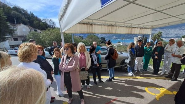 РАДНИЦИ ДОМА ЗДРАВЉА НАСТАВЉАЈУ ПРОТЕСТ: Незадовољни начином рада и односом директора РАДНИЦИ ДОМА ЗДРАВЉА НАСТАВЉАЈУ ПРОТЕСТ: Незадовољни начином рада и односом директора