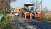 ЗБОГ БЕЗБЕДНОСТИ ЂАКА НА ДРЖАВНОМ ПУТУ: Асфалт и успоривачи саобраћаја крај поточке школе ЗБОГ БЕЗБЕДНОСТИ ЂАКА НА ДРЖАВНОМ ПУТУ: Асфалт и успоривачи саобраћаја крај поточке школе