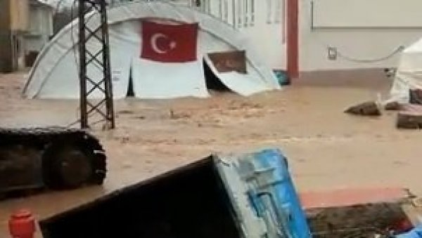 БУЈИЦА НОСИ СВЕ ПРЕД СОБОМ, НЕСТАЛО НАЈМАЊЕ ДЕВЕТОРО ЉУДИ: Поплаве у Турској на разореном подручју, има мртвих (ВИДЕО) БУЈИЦА НОСИ СВЕ ПРЕД СОБОМ, НЕСТАЛО НАЈМАЊЕ ДЕВЕТОРО ЉУДИ: Поплаве у Турској на разореном подручју, има мртвих (ВИДЕО)