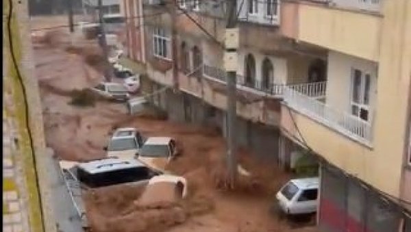 НАЈМАЊЕ ПЕТОРО ЉУДИ ИЗГУБИЛО ЖИВОТ У ПОПЛАВАМА: Обилна киша створила додатни проблем за хиљаде људи који су остали без домова у Турској НАЈМАЊЕ ПЕТОРО ЉУДИ ИЗГУБИЛО ЖИВОТ У ПОПЛАВАМА: Обилна киша створила додатни проблем за хиљаде људи који су остали без домова у Турској