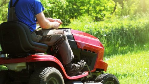 DA LI SE ISPLATI DA SAMI KOSITE TRAVU? Sezona je već počela, a evo koliko bi vam naplatili za ovu uslugu DA LI SE ISPLATI DA SAMI KOSITE TRAVU? Sezona je već počela, a evo koliko bi vam naplatili za ovu uslugu