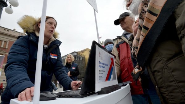 ДО 10 САТИ ПРИЈАВИЛО СЕ 32.000 ПЕНЗИОНЕРА: Велико интересовање за пензионерске картице (ФОТО) ДО 10 САТИ ПРИЈАВИЛО СЕ 32.000 ПЕНЗИОНЕРА: Велико интересовање за пензионерске картице (ФОТО)
