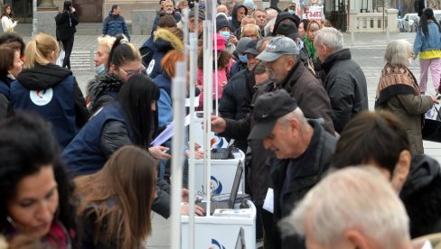 PROMOCIJA PENZIONERSKIH KARTICA NA TRGU: Postavljeno nekoliko punktova PIO fonda, veliki odziv najstarijih sugrađana