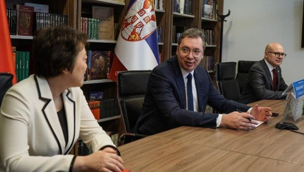 ЖИВЕЛО НАШЕ ЧЕЛИЧНО ПРИЈАТЕЉСТВО: Председник Вучић се састао са амбасадорком Чен Бо (ФОТО) ЖИВЕЛО НАШЕ ЧЕЛИЧНО ПРИЈАТЕЉСТВО: Председник Вучић се састао са амбасадорком Чен Бо (ФОТО)