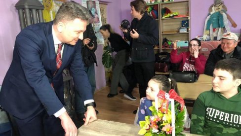 БРЗИ ИНТЕРНЕТ СТИГАО У СЕОСКУ ШКОЛУ: Министар телекомуникација у Старој Бингули код Сремске Митровице БРЗИ ИНТЕРНЕТ СТИГАО У СЕОСКУ ШКОЛУ: Министар телекомуникација у Старој Бингули код Сремске Митровице