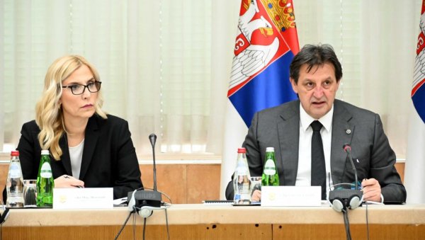 ЗА ГОДИНУ ДАНА 553 ОСОБЕ ПОГИНУЛЕ НА ПУТЕВИМА: МУП формирао Тело за безбедност на путевима (ФОТО) ЗА ГОДИНУ ДАНА 553 ОСОБЕ ПОГИНУЛЕ НА ПУТЕВИМА: МУП формирао Тело за безбедност на путевима (ФОТО)