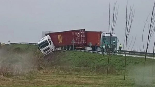 ТЕШКА НЕСРЕЋА КОД СРЕМСКЕ МИТРОВИЦЕ: Сударили се камиони на надвожњаку, један пробио ограду - саобраћај блокиран (ФОТО) ТЕШКА НЕСРЕЋА КОД СРЕМСКЕ МИТРОВИЦЕ: Сударили се камиони на надвожњаку, један пробио ограду - саобраћај блокиран (ФОТО)