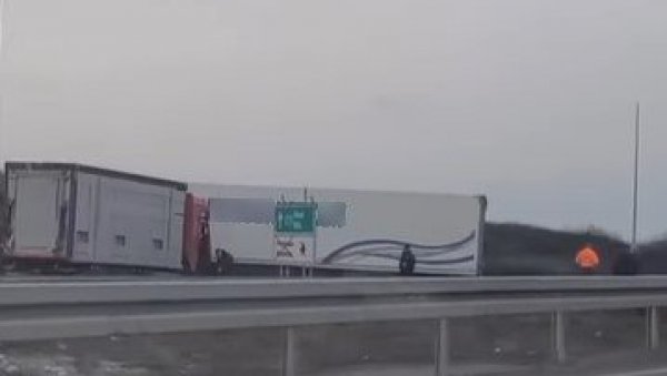 ТЕШКА САОБРАЋАЈНА НЕСРЕЋА КОД РЕСНИКА: У судару камиона повређене четири особе, једна у тешком стању ТЕШКА САОБРАЋАЈНА НЕСРЕЋА КОД РЕСНИКА: У судару камиона повређене четири особе, једна у тешком стању