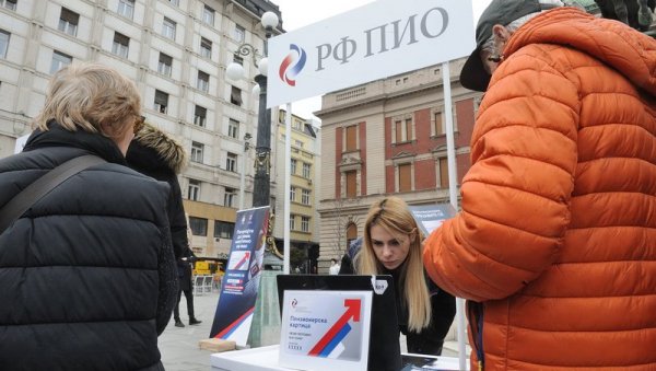 ЗА САМО ЈЕДАН ДАН 100.000 ПРИЈАВЉЕНИХ: Велико интересовање за пензионерске картице (ФОТО) ЗА САМО ЈЕДАН ДАН 100.000 ПРИЈАВЉЕНИХ: Велико интересовање за пензионерске картице (ФОТО)