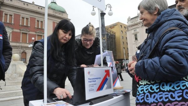 ВИШЕ ОД 70.000 ЗАХТЕВА ПОДНЕТО ПРВОГ ДАНА: Велико интересовање за пензионерске картице (ФОТО)