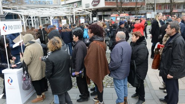 ВЕЛИКО ИНТЕРЕСОВАЊЕ ПЕНЗИОНЕРА: Јавно пријављивање за Пензионерске картице у центру Краљева