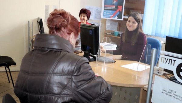 ПИО ФОНД УПОЗОРАВА ПЕНЗИОНЕРЕ НА ПРЕВАРУ: Лажни телефонски позиви за преузимање пензионерских картица ПИО ФОНД УПОЗОРАВА ПЕНЗИОНЕРЕ НА ПРЕВАРУ: Лажни телефонски позиви за преузимање пензионерских картица
