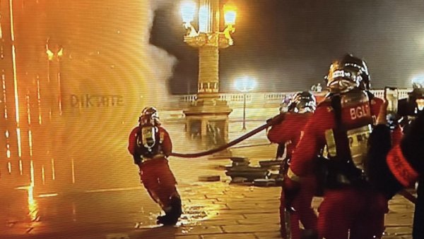 ФРАНЦУСКА КЉУЧА: Не смирује се бес због Макронове одлуке, грађани масовно на улицама (ВИДЕО) ФРАНЦУСКА КЉУЧА: Не смирује се бес због Макронове одлуке, грађани масовно на улицама (ВИДЕО)
