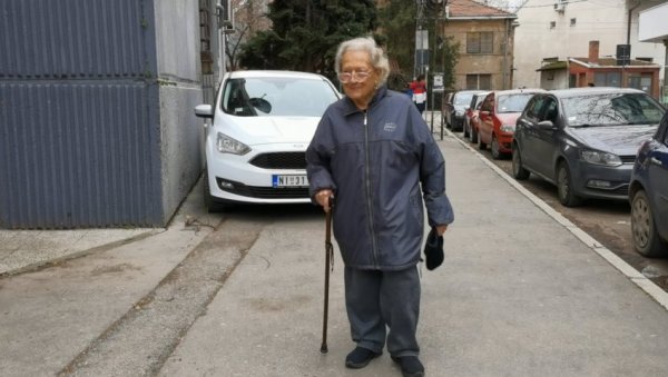 СКАЧЕ НА ГЛАВУ У ДЕВЕТОЈ ДЕЦЕНИЈИ: Иако се бака Јелица креће уз помоћ штапа, разбија све стереотипе о старима (ФОТО/ВИДЕО) СКАЧЕ НА ГЛАВУ У ДЕВЕТОЈ ДЕЦЕНИЈИ: Иако се бака Јелица креће уз помоћ штапа, разбија све стереотипе о старима (ФОТО/ВИДЕО)