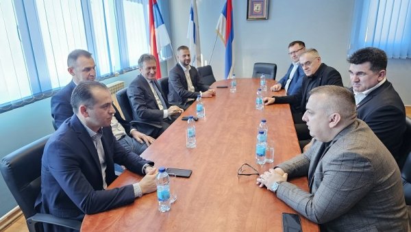 ЛОКАЛУ ВЕЋА ПРАВА: Сусрет начелника у Угљевику ЛОКАЛУ ВЕЋА ПРАВА: Сусрет начелника у Угљевику