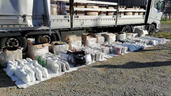 ТУРЦИ ПАЛИ СА 220 КИЛОГРАМА МАРИХУАНЕ: Петорица ухапшена током примопредаје (ВИДЕО) ТУРЦИ ПАЛИ СА 220 КИЛОГРАМА МАРИХУАНЕ: Петорица ухапшена током примопредаје (ВИДЕО)