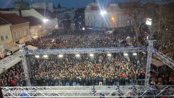 СРЕМСКА МИТРОВИЦА ЧЕКА ВУЧИЋА: Више од 10 хиљада људи се окупило да поздрави председника (ФОТО/ВИДЕО) СРЕМСКА МИТРОВИЦА ЧЕКА ВУЧИЋА: Више од 10 хиљада људи се окупило да поздрави председника (ФОТО/ВИДЕО)