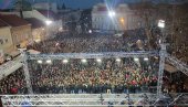 SREMSKA MITROVICA ČEKA VUČIĆA: Više od 10 hiljada ljudi se okupilo da pozdravi predsednika (FOTO/VIDEO)