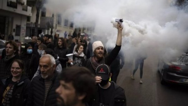 ПРОТЕСТИ У ФРАНЦУСКОЈ: Сузавац у Бордоу, полиција забранила окупљање (ВИДЕО) ПРОТЕСТИ У ФРАНЦУСКОЈ: Сузавац у Бордоу, полиција забранила окупљање (ВИДЕО)