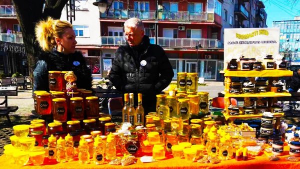 НА ОКУПУ ВИШЕ ОД ШЕЗДЕСЕТ МЕДАРА: У Параћину одржан јубиларни 10. Сајам пчеларства НА ОКУПУ ВИШЕ ОД ШЕЗДЕСЕТ МЕДАРА: У Параћину одржан јубиларни 10. Сајам пчеларства
