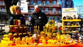 NA OKUPU VIŠE OD ŠEZDESET MEDARA: U Paraćinu održan jubilarni 10. Sajam pčelarstva NA OKUPU VIŠE OD ŠEZDESET MEDARA: U Paraćinu održan jubilarni 10. Sajam pčelarstva