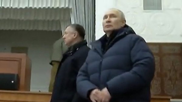 ИЗНЕНАДА СТИГАО ХЕЛИКОПТЕРОМ, ПА СЕ ВОЗИО ПО ГРАДУ: Детаљи Путинове посете Мариупољу, његов сарадник имао посебан захтев (ВИДЕО) ИЗНЕНАДА СТИГАО ХЕЛИКОПТЕРОМ, ПА СЕ ВОЗИО ПО ГРАДУ: Детаљи Путинове посете Мариупољу, његов сарадник имао посебан захтев (ВИДЕО)