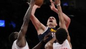 NIKOLA JOKIĆ KRVARIO ZA SVOJ DENVER: Srbin obavljao prljave poslove i sa temperaturom! Nagetsi pregazili Bruklin i prekinuli crnu seriju