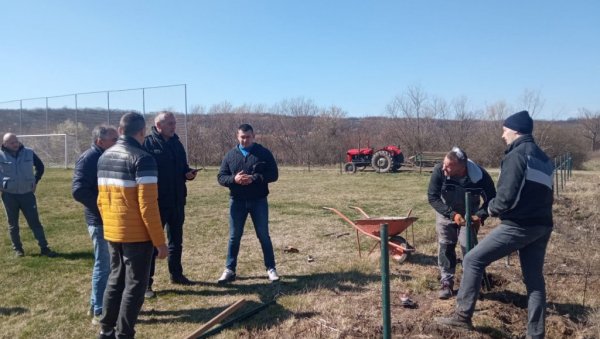 СРЕЂУЈУ ФУДБАЛСKИ ТЕРЕН У БУKОВЧУ: Локална самоуправа обезбедила материјал, а вредни мештани сами раде (ФОТО) СРЕЂУЈУ ФУДБАЛСKИ ТЕРЕН У БУKОВЧУ: Локална самоуправа обезбедила материјал, а вредни мештани сами раде (ФОТО)